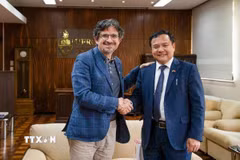 Đại sứ Việt Nam tại Brazil Bùi Văn Nghị làm việc với Phó Giám đốc Học viên UFRGS GS.TS. Pedro de Almeida Costa. (Ảnh: Đại sứ quán Việt Nam tại Brazil)
