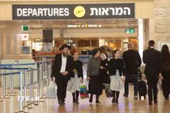 Hành khách tại sân bay quốc tế Ben Gurion ở gần Tel Aviv, Israel. (Ảnh: THX/TTXVN phát)