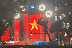 Nghi lễ Chào cờ rực rỡ sắc đỏ tại Quảng trường Đông Kinh Nghĩa Thục trong đêm Đại nhạc hội Thanh niên 2026. (Ảnh: Đức Hiếu/Vietnam+)