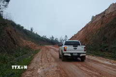 Nhiều vị trí có nguy cơ sạt lở cao trên tuyến tránh đèo Văn Rơi. (Ảnh: Dư Toán/TTXVN)