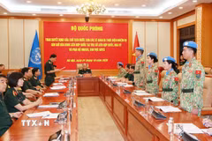 Các sỹ quan nghe công bố Quyết định của Chủ tịch nước. (Ảnh: Trọng Đức/TTXVN)