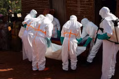 Nhân viên y tế chuyển thi thể bệnh nhân Ebola tại Mongbwalu, tỉnh Ituri, CHDC Congo. (Ảnh: THX/TTXVN)