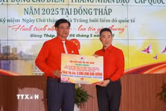 Lãnh đạo Trung ương Hội Chữ thập đỏ Việt Nam trao bảng tượng trưng hỗ trợ Hội Chữ thập đỏ tỉnh Đồng Tháp thực hiện các công trình, phần việc trong chuỗi hoạt động “Tháng Nhân đạo” năm 2025. (Ảnh: Nhựt An/TTXVN)