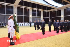 Chủ tịch Quốc hội Trần Thanh Mẫn dẫn đầu Đoàn đại biểu cấp cao của Đảng, Nhà nước Việt Nam viếng đồng chí Xaysomphone Phomvihane, Ủy viên Bộ Chính trị, Chủ tịch Quốc hội Lào. (Ảnh: Doãn Tấn/TTXVN)