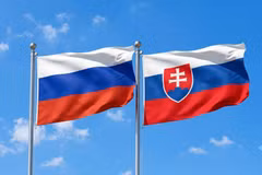 Cờ Nga và cờ Slovakia. (Ảnh minh họa: Gemini)