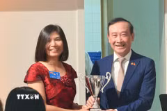 Đại sứ Nguyễn Văn Thảo trao cúp vô địch bảng nữ cho tay golf Trần Thị Tuyết Lan. (Ảnh: Hương Giang/TTXVN)