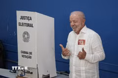 Tổng thống Brazil Lula da Silva bỏ phiếu tại một điểm bầu cử ở Sao Bernardo do Campo, Brazil, ngày 25/10/2026. (Ảnh: THX/TTXVN phát)