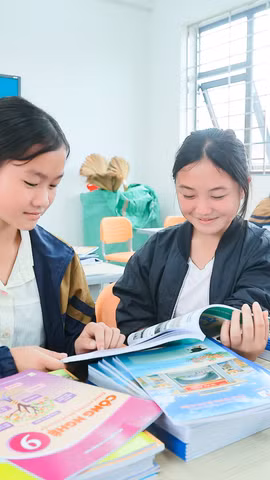 Học sinh Trường Phổ thông nội trú Tiểu học và Trung học cơ sở Si Pa Phìn chuẩn bị sách vở cho năm học mới. (Ảnh: Hoài Nam/Vietnam+)