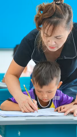 Cô và trò Trường Phổ thông nội trú Si Pa Phìn trong giờ tăng cường tiếng Việt, chuẩn bị cho năm học mới. (Ảnh: Hoài Nam/Vietnam+)