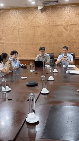 Thí sinh, phụ huynh làm việc với lãnh đạo Trường Quản trị và Kinh doanh và đại diện Đại học Quốc gia Hà Nội. (Ảnh: PV/Vietnam+)