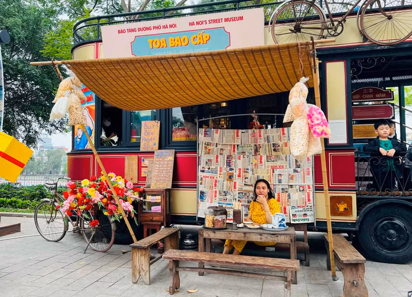 Một góc "bảo tàng" trên hành trình "Chạm miền ký ức" Hà Nội. (Ảnh: Mai Mai/Vietnam+)