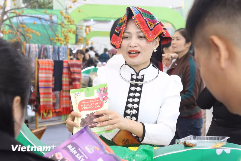 Hoàng Thị Bích với bộ trang phục truyền thống của người Thái trắng ở Mộc Châu, giới thiệu sản phẩm tại tại Hội chợ mùa Thu 2025. (Ảnh: Phi Tuấn/Vietnam+)