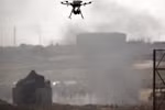 Một máy bay không người lái được nhìn thấy qua biên giới giữa Israel và Gaza hồi tháng Sáu. (Nguồn: Reuters)