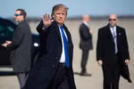 Tổng thống Mỹ Donald Trump (giữa) tại căn cứ không quân Andrews ở Maryland, chuẩn bị khởi hành tới Hà Nội, Việt Nam ngày 25/2/2019. (Ảnh: AFP/TTXVN)