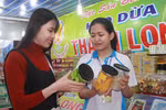 Ngày càng nhiều người tiêu dùng lựa chọn dùng hàng Việt Nam chất lượng cao. (Ảnh: Phạm Cường/TTXVN)