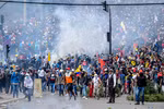 Biểu tình phản đối chính sách khắc khổ của chính phủ tại Quito, Ecuador, ngày 8/10. (Ảnh: AFP/TTXVN)
