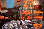 Các sản phẩm đồ chơi Halloween mang hai màu sắc chủ đạo là cam và đen. (Ảnh: Việt Anh/Vietnam+)