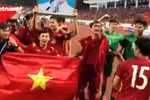 Khoảnh khắc những 'chiến binh sao vàng' chung vui cùng người hâm mộ (Ảnh: PV/Vietnam+)