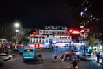 Ngắm nhìn Hà Nội lung linh sắc màu về đêm trên xe buýt hai tầng 