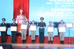 Thượng tướng Trần Quang Phương trao tặng bằng khen cho các cá nhân, tập thể có thành tích xuất sắc trong tham gia nhiệm vụ gìn giữ hòa bình Liên hợp quốc. (Ảnh: Xuân Khu/TTXVN)