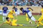 Trận đấu Hà Nội FC và Dược Nam Hà Nam Định diễn ra căng thẳng ngay từ những phút đầu.