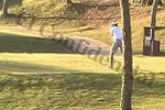 Gareth Bale thảnh thơi đi chơi golf trong khi Real Madrid thua trận. (Ảnh: El Confidential)