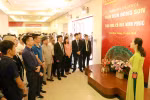 Các đại biểu thăm quan triển lãm. (Ảnh: Hoàng Hùng/TTXVN)