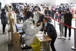 Một điểm xét nghiệm COVID-19 tại Bắc Kinh, Trung Quốc. (Ảnh: Kyodo/TTXVN)