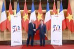Chủ tịch Quốc hội Vương Đình Huệ và Chủ tịch Thượng viện Cộng hòa Pháp Gérard Larcher. (Ảnh: Doãn Tấn/TTXVN)