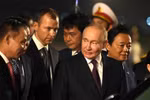 Khoảnh khắc Tổng thống Nga Putin rời chuyên cơ, bắt đầu thăm chính thức Việt Nam