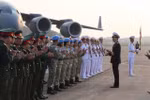Chuẩn Đô đốc Nguyễn Trọng Bình, Phó Tổng Tham mưu trưởng Quân đội Nhân dân Việt Nam động viên cán bộ, nhân viên Bệnh viện dã chiến cấp 2 số 2 trước khi sang Phái bộ Nam Sudan thực hiện nhiệm vụ. (Ảnh: Dương Giang/TTXVN)