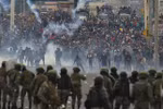 Cảnh sát được triển khai để ngăn chặn người biểu tình quá khích tại Quito, Ecuador(Ảnh: AFP/ TTXVN)