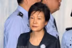 Cựu Tổng thống Hàn Quốc Park Geun-hye tới tòa án ở Seoul ngày 10/10/2017. (Nguồn: Yonhap/TTXVN).