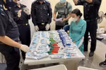 Kiểm đếm lô hàng chất ma túy được giấu trong những tuýp kem đánh răng bị thu giữ từ hành lý của 4 tiếp viên hàng không. Ảnh: TTXVN phát