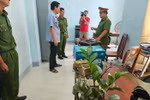 Cơ quan Điều tra đọc lệnh bắt và khám xét đối với ông Đào Văn Ngọc. (Nguồn: Báo Tiền Phong)
