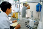 Nhân viên y tế quản lý, giám sát điều trị Methadone. (Ảnh: Dương Ngọc/TTXVN)