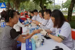 Người dân xét nghiệm máu tại Ngày hội vì cộng đồng – gia đình cùng hành động sớm phòng, chống bệnh Đái tháo đường. (Ảnh: PV/Vietnam+)
