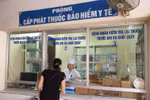Bệnh nhân khám chữa bệnh lấy thuốc từ bảo hiểm y tế. (Ảnh: PV/Vietnam+)
