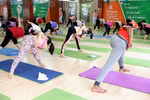 Theo các chuyên gia, người tập Yoga cần tập đúng và không quá sức. (Ảnh: Doãn Đức/Vietnam+)