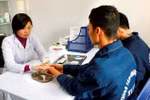 Bệnh nhân HIV đến tư vấn và khám để điều trị ARV. (Ảnh: Phương Vy/TTXVN)