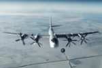 Máy bay trang bị tên lửa chiến lược TU-95 của Nga tấn công mục tiêu của khủng bố ở Syria. (Nguồn: AP/TTXVN)