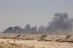 Khói bốc lên từ nhà máy lọc dầu của Aramco ở Abqaiq, Saudi Arabia, sau vụ tấn công ngày 14/9/2019. (Ảnh: AFP/TTXVN)