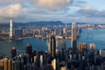 Tòa nhà chọc trời The Centre (giữa) tại Hong Kong, Trung Quốc. (Ảnh: AFP/TTXVN)