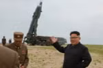  Nhà lãnh đạo Triều Tiên Kim Jong-un thị sát một vụ phóng thử tên lửa tầm trung Musudan tại thành phố Wonsan ở bờ biển phía đông Triều Tiên. (Nguồn: Yonhap/TTXVN)