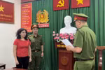 Công an Thành phố Hồ Chí Minh đọc lệnh bắt bị can Đặng Thị Hàn Ni tối 25/2. (Ảnh: Công an TP. Hồ Chí Minh cung cấp)