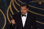 Nam diễn viên Leonardo DiCaprio đoạt giải "Nam diễn viên chính xuất sắc nhất" cho vai diễn trong phim "The Revenant" tại lễ trao giải Oscar 2016. (Nguồn: AFP/TTXVN)