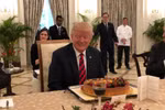 Tổng thống Mỹ Donald Trump mỉm cười trước chiếc bánh sinh nhật trong bữa ăn trưa làm việc với thủ tướng Singapore Lý Hiển Long ngày 11/6. (Nguồn: Reuters)