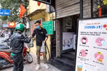Ngày 17/2 là ngày đi làm đầu tiên sau kỳ nghỉ Tết nguyên đán và cũng là ngày thứ hai Hà Nội thực hiện việc đóng cửa các quán cà phê, hàng ăn vỉa hè để phòng dịch COVID-19. (Ảnh: Minh Sơn/Vietnam+)