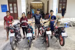 Bốn đối tượng giả danh cảnh sát hình sự đang bị Công an huyện Bến Lức tạm giữ. (Nguồn: Báo Công an Nhân dân)