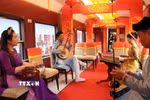 Biểu diễn âm nhạc dân tộc trên chuyến tàu Kết nối di sản miền Trung - Vietnam Central Heritage Connection, tuyến Huế-Đà Nẵng. (Ảnh: Đỗ Trưởng - TTXVN)